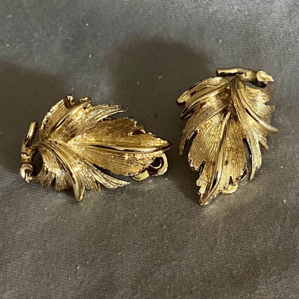 Vintage LISNER clip-on earrings